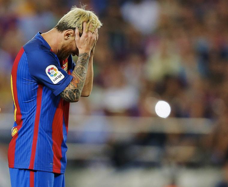 Leo Messi es lamenta, en una acció del partit davant l'Alabès.