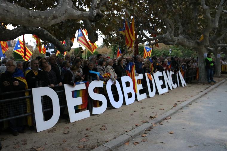 Les lletres 'desobedie?ncia' davant del Parlament, en una concentracio? de suport a Carme Forcadell, el 20 d'octubre de 2016
