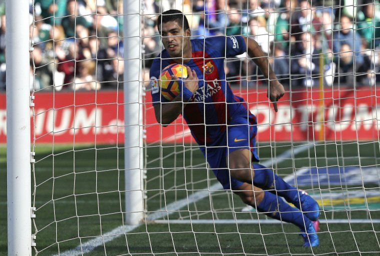 Luis Suárez recull la pilota de la xarxa, després del seu gol al Villamarín.