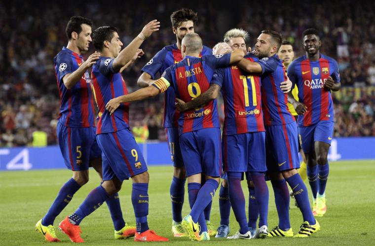 Els jugadors del Barça celebren el gol de falta de Neymar.