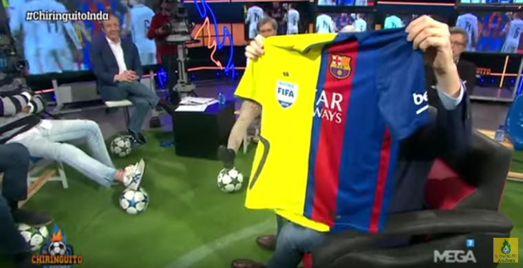 La samarreta del Barça ensenyada per Eduardo Inda al Chiringuito.