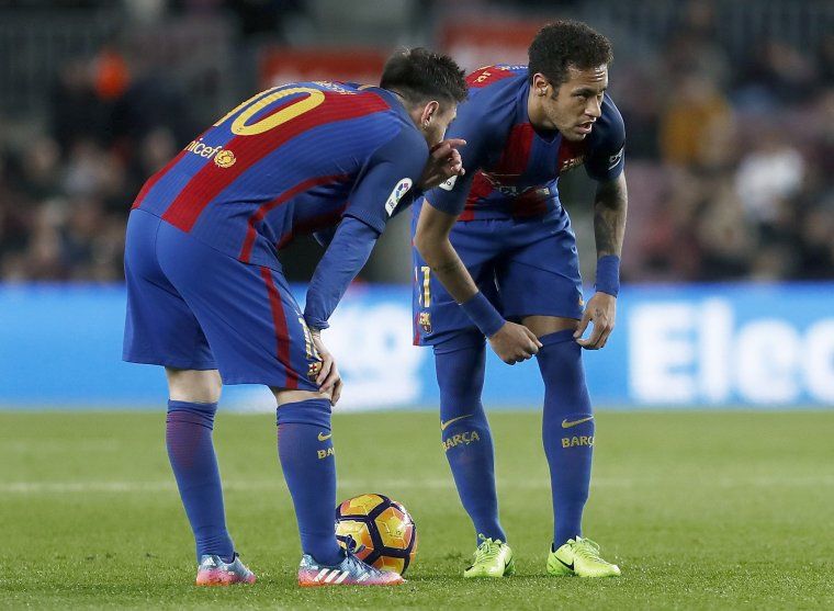 Messi i Neymar, parlant abans del llançament d'una falta.