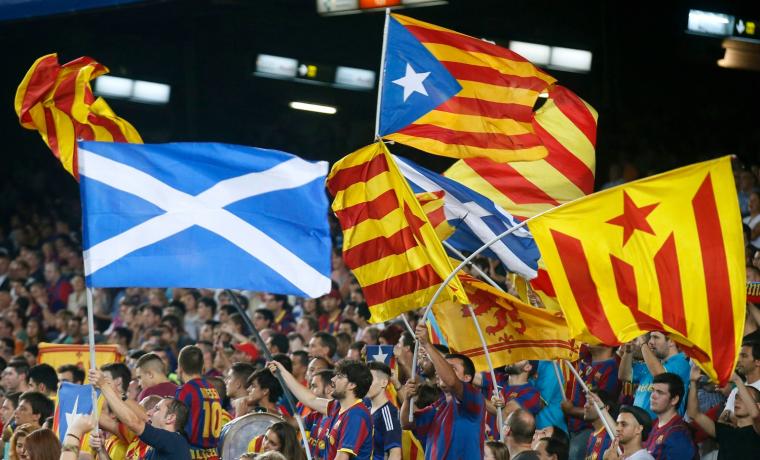 Banderes estelades i escoceses al Camp Nou.