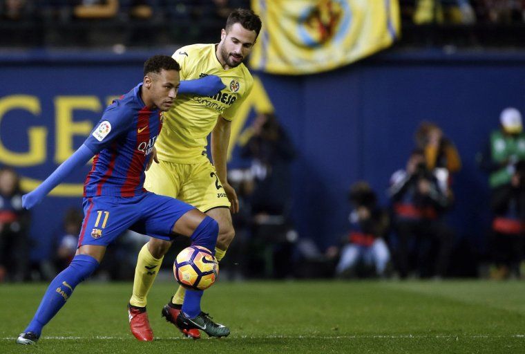 Neymar amb Mario, en una acció del partit a Vila-real.