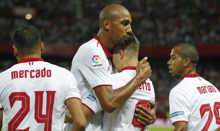 Els jugadors del Sevilla celebren el gol de Vietto contra l'Espanyol.