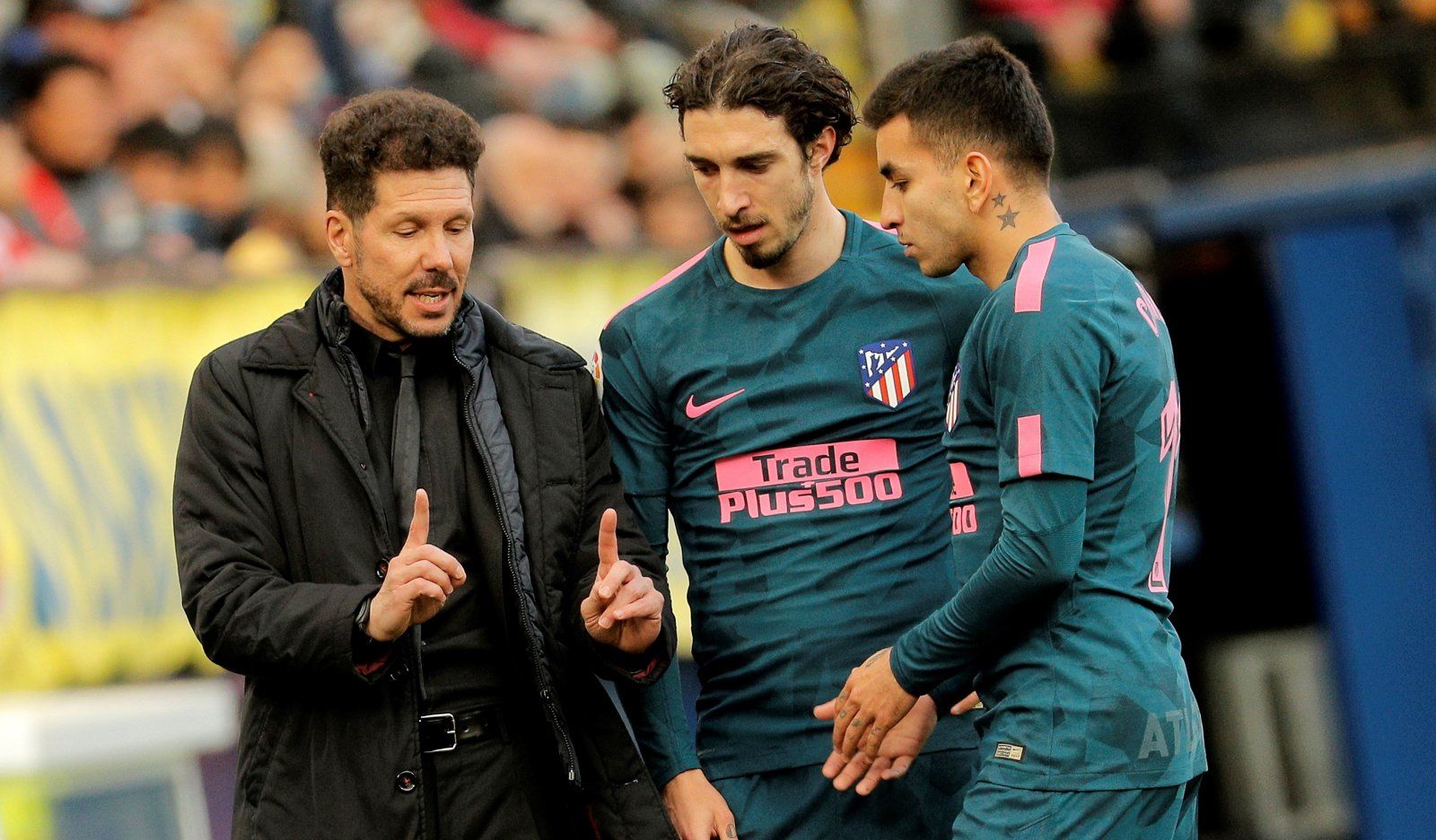 Simeone parla amb Vrsaljko i Correa.