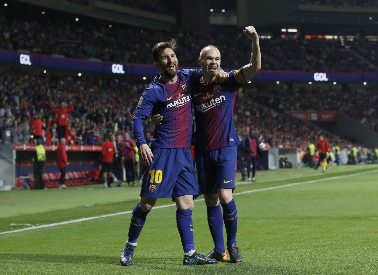Leo Messi i Andrés Iniesta celebren la victòria a la final de Copa