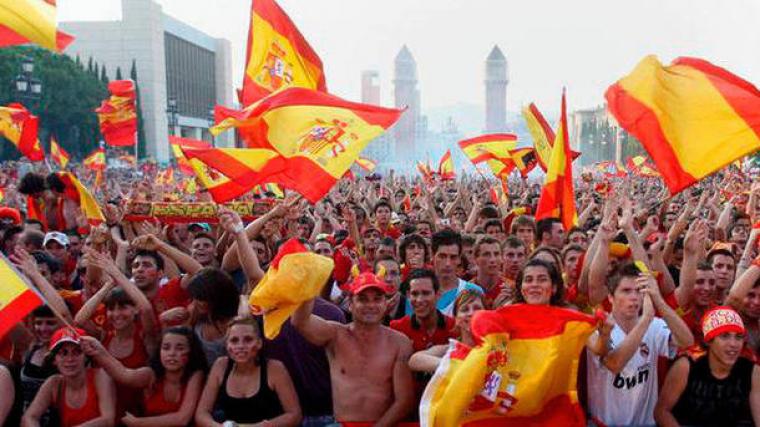 Aficionats de la Roja veient el futbol a plaça Catalunya