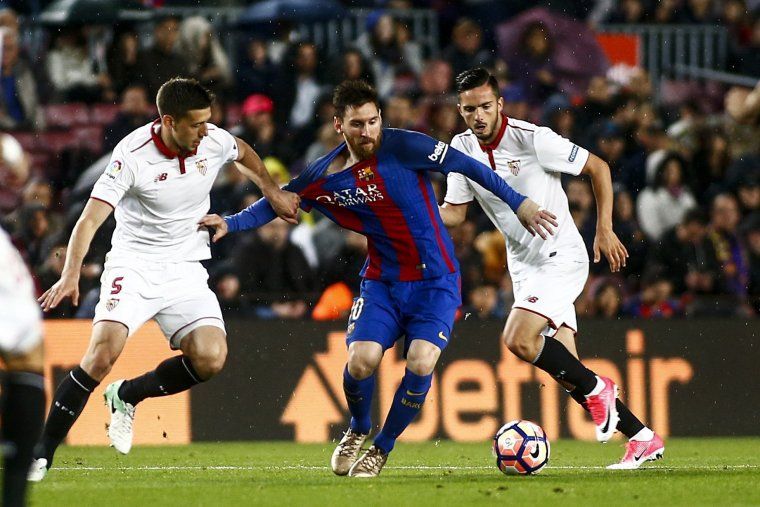 Messi, perseguit per Lenglet i Sarabia.