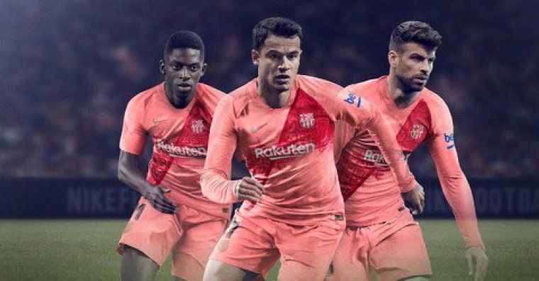 Dembélé, Coutinho i Piqué, els tres futbolistes del primer equip del Barça utilitzats per presentar la tercera samarreta de la temporada 2018/19.