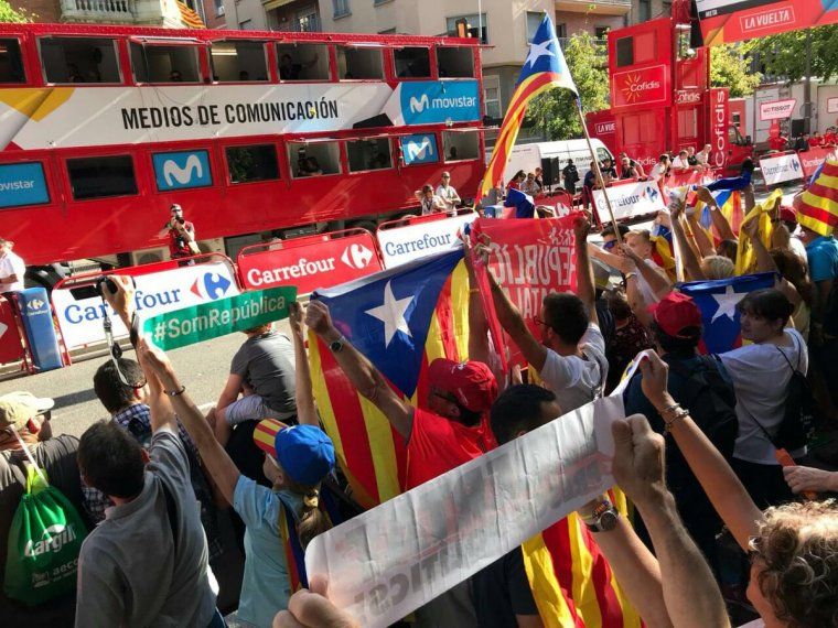 Estelades i pancartes a favor de la llibertat dels presos polítics en la línia de meta de la divuitena etapa de la Vuelta a España.