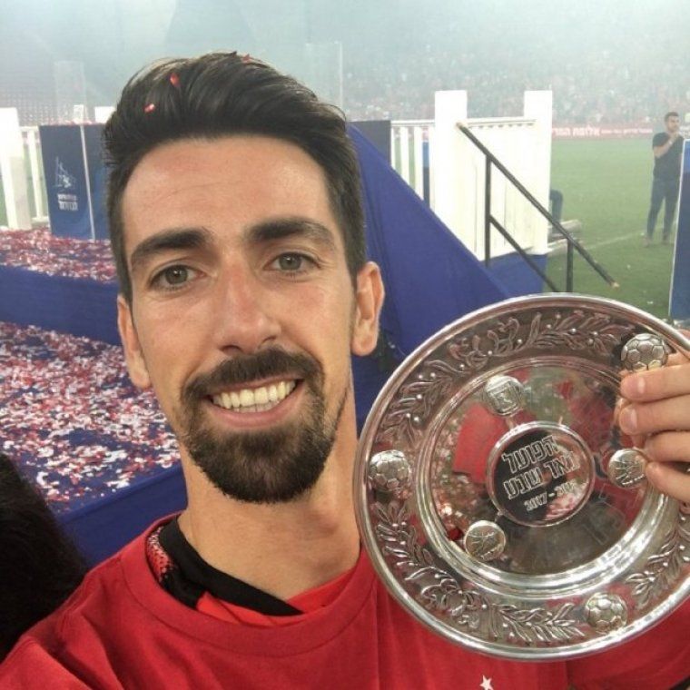 Isaac Cuenca celebra el títol de campió aconseguit amb el Beer Sheva.