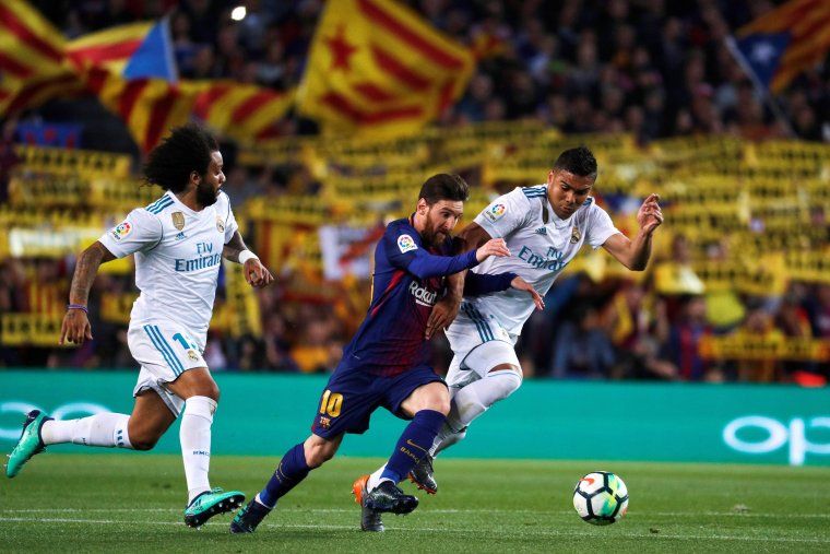 Lionel Messi lluita una pilota amb Casemiro i Marcelo.