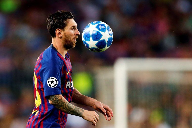 Messi, amb la pilota de la Champions League 2018/19.