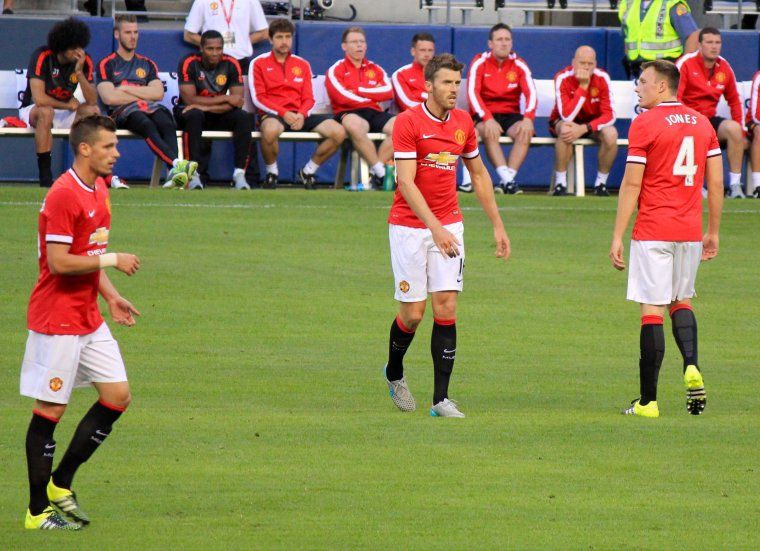 Michael Carrick i Phil Jones, durant un partit del Manchester United.
