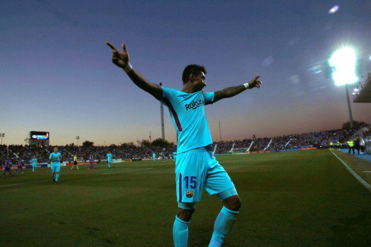 Paulinho celebra el tercer gol del Barça a Butarque.