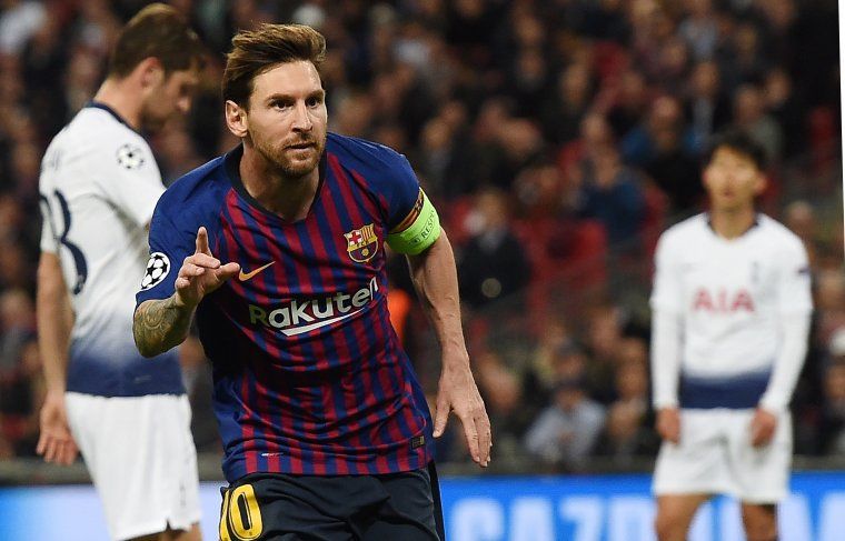 Leo Messi celebra un dels seus gols contra l'Osca.