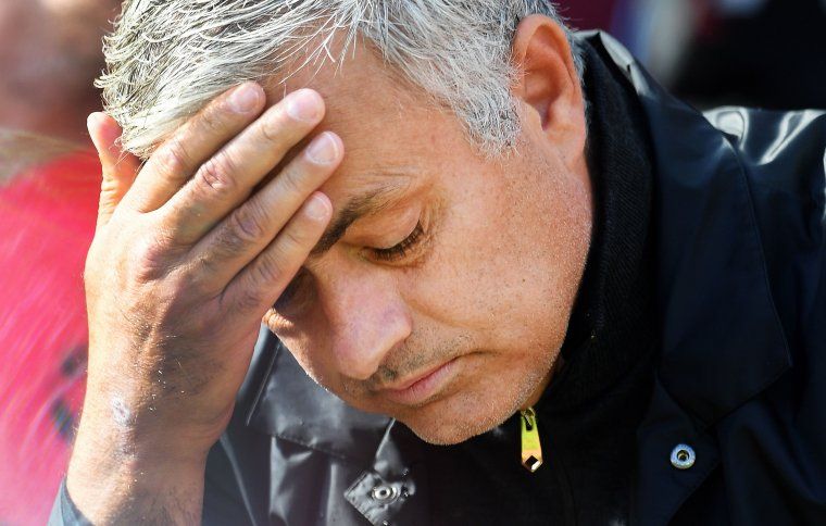 Mourinho es lamenta durant el partit entre el West Ham i el Manchester United.