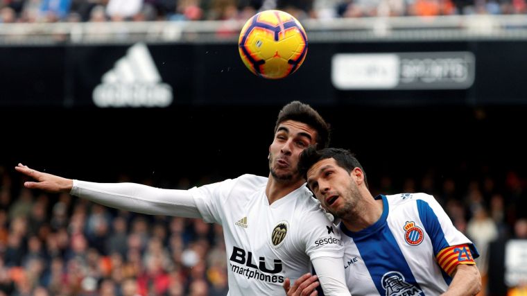 Javi López disputa una pilota amb un jugador del València
