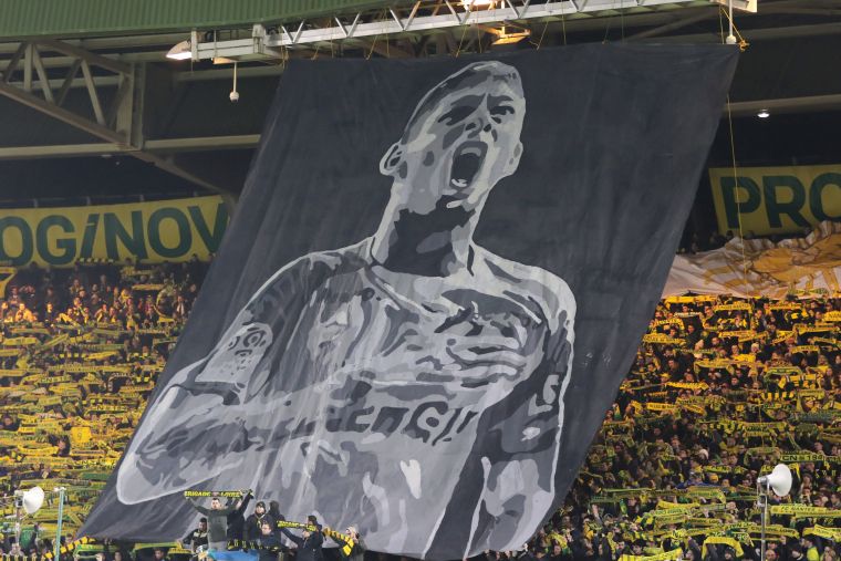 La pancarta d'homenatge a Emiliano Sala al camp del Nantes