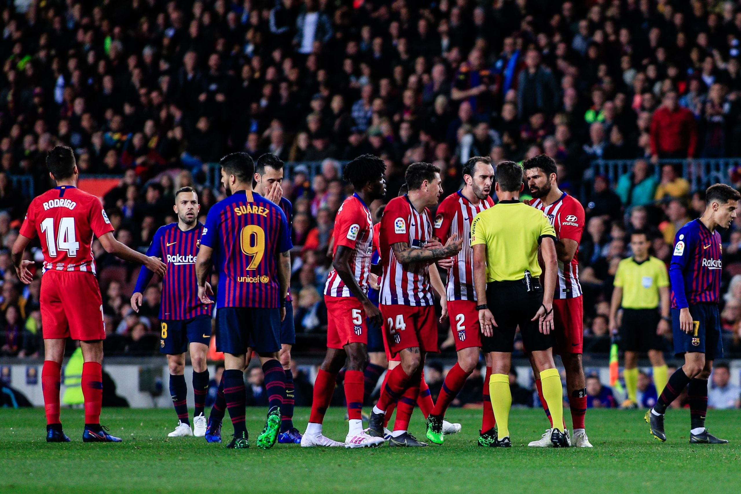 Els jugadors de l'Atlètic de Madrid protesten una decisió a Gil Manzano | Europa Press