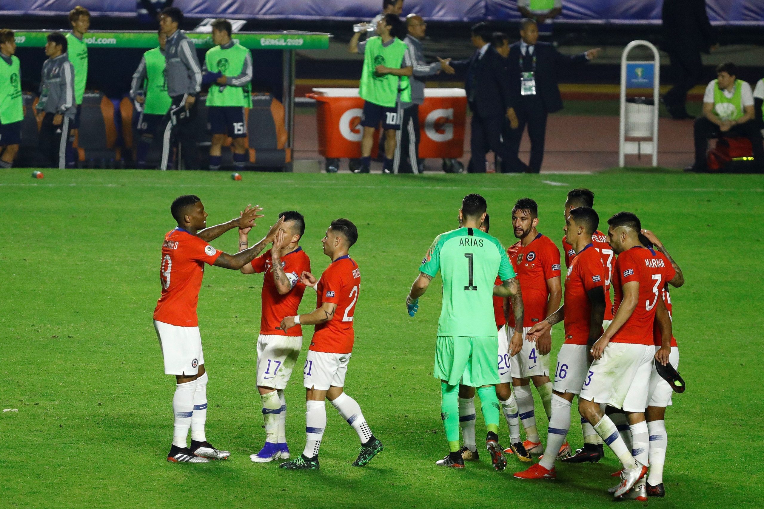Els jugadors de Xile celebren el triomf contra el Japó | EFE
