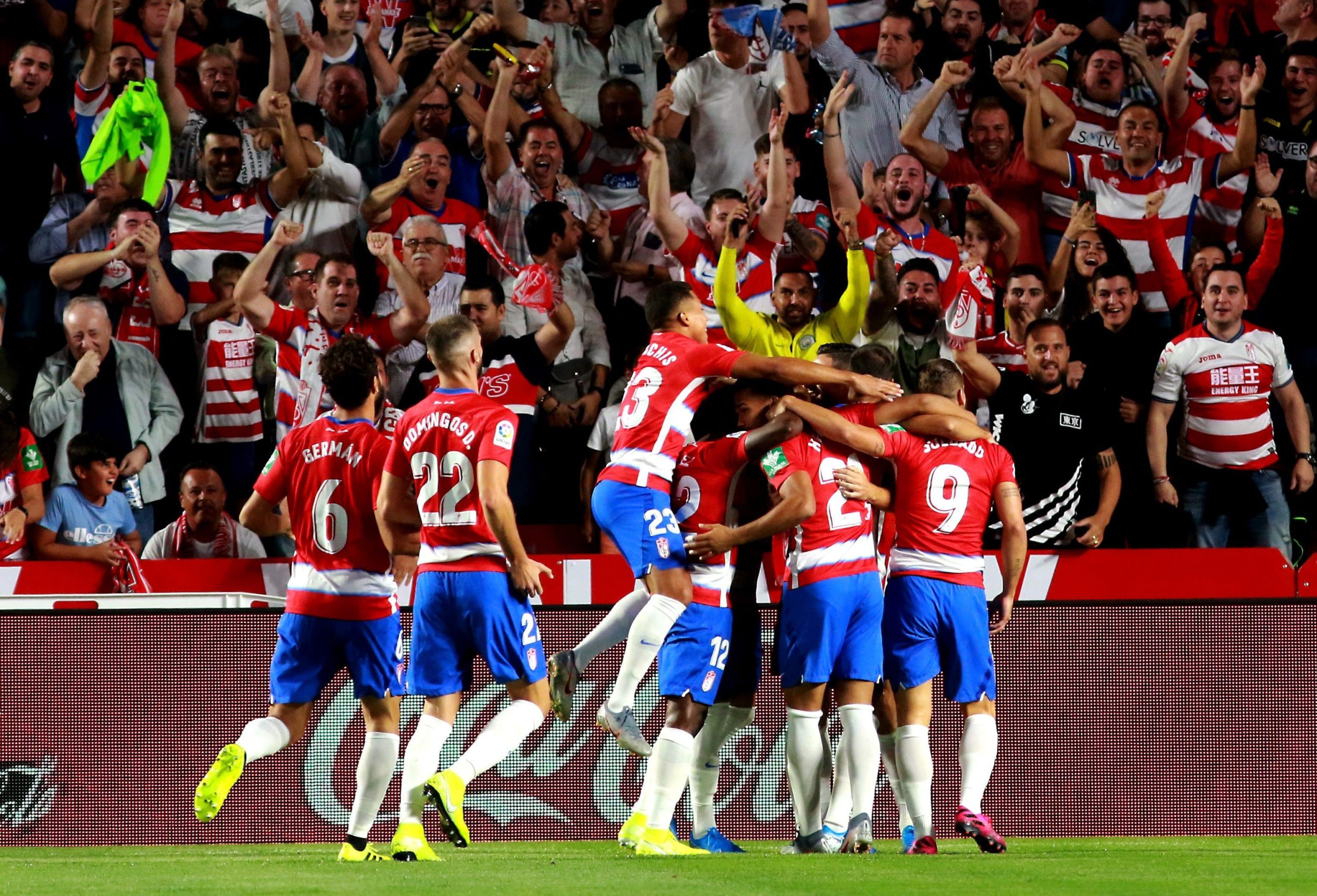 Els jugadors del Granada celebren el segon gol contra el Barça | EFE