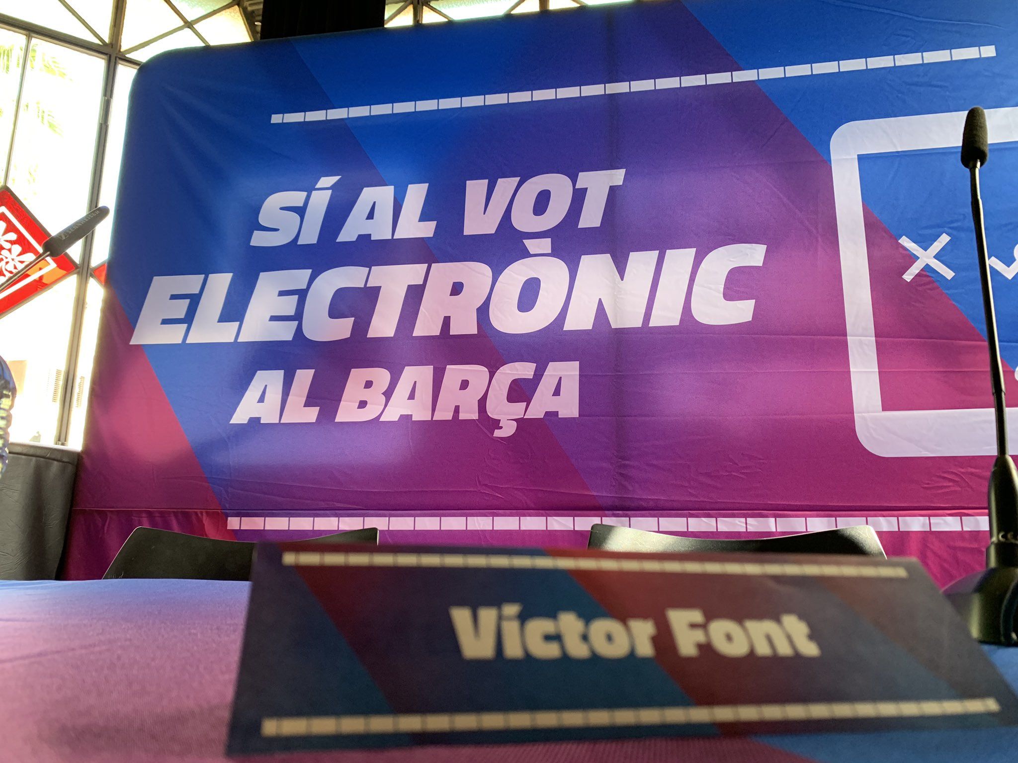 ‘Sí al futur’ va recollir signatures al Camp Nou per introduir el vot electrònic al Barça | @sialfutur