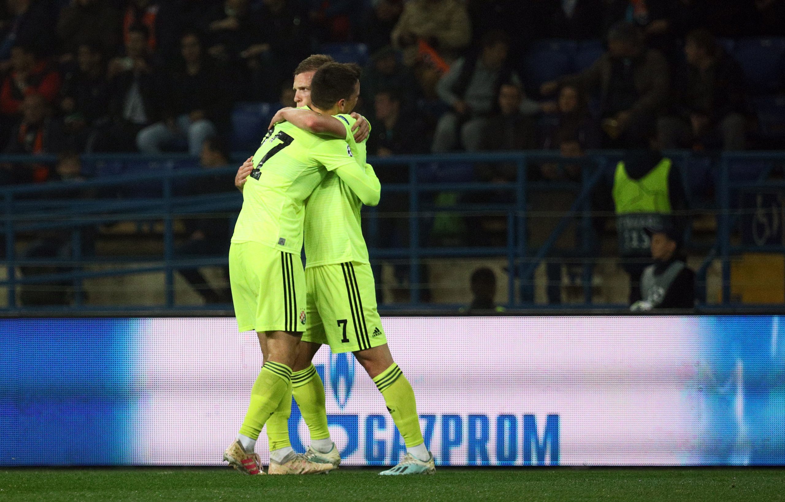 Dani Olmo celebra un gol amb Nikola Moro | Europa Press