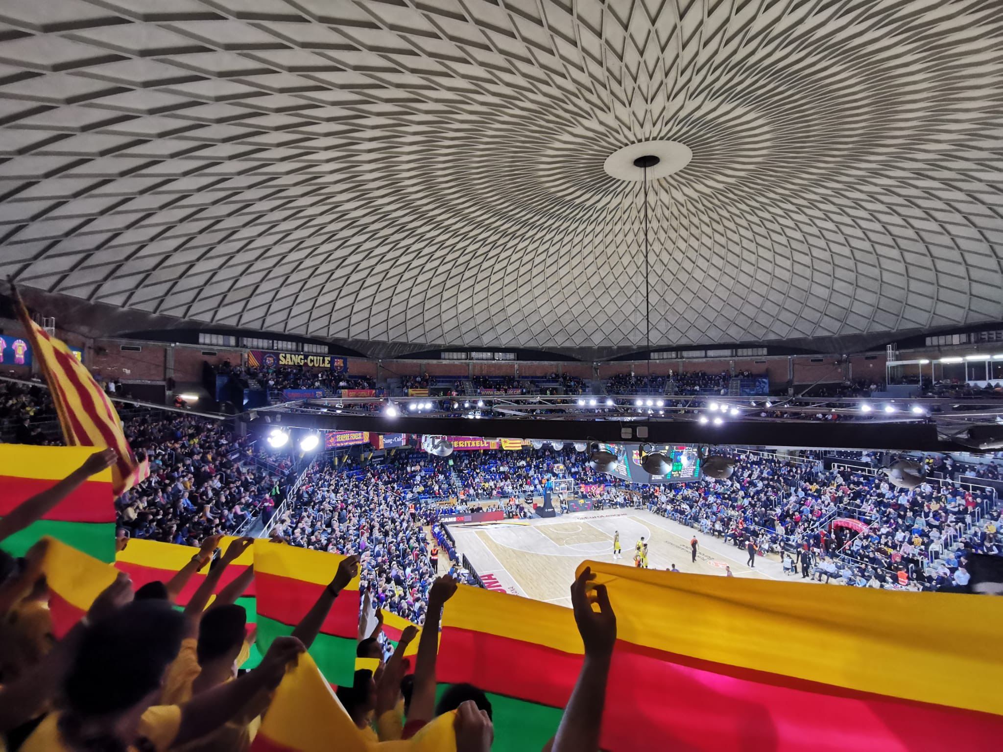 L'afició del Barça aprofita la visita d'un equip turc per donar suport al poble kurd | @Dracs1991