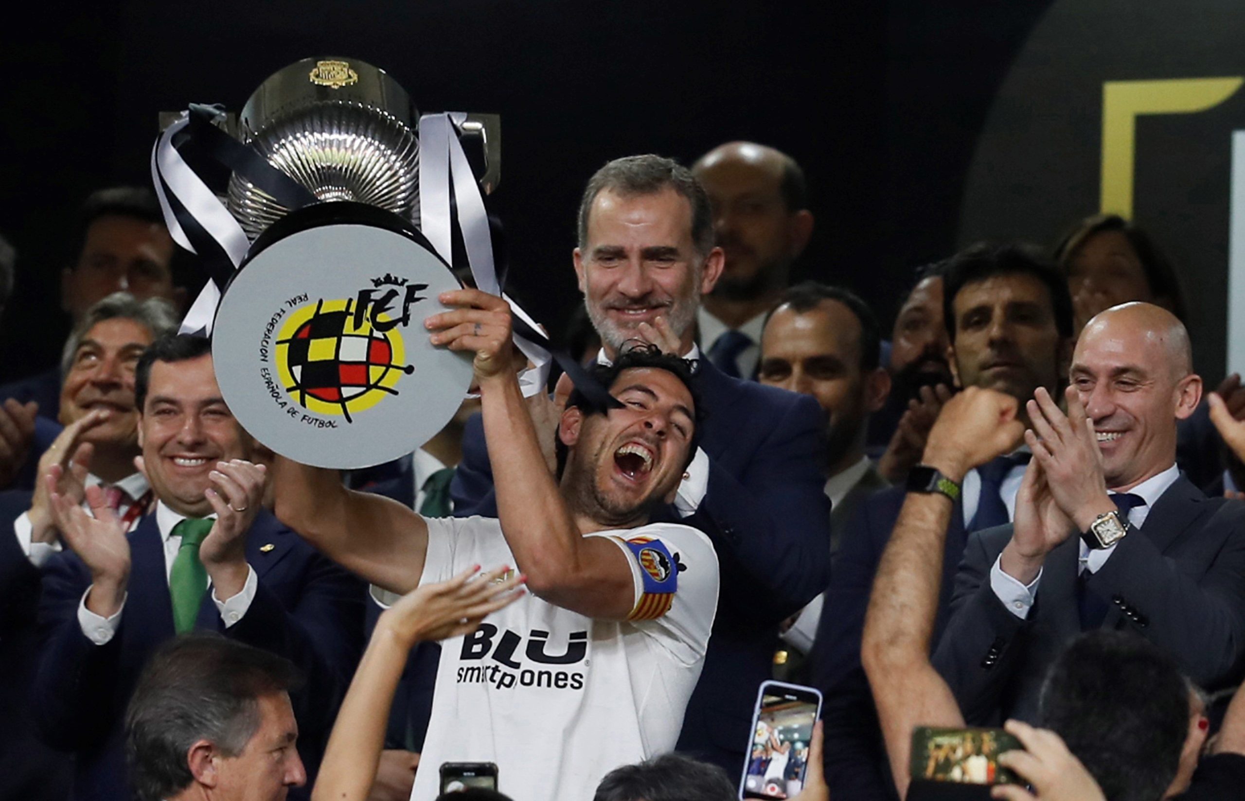 Dani Parejo, capità del València, aixeca la Copa del Rei 2018/19 | EFE