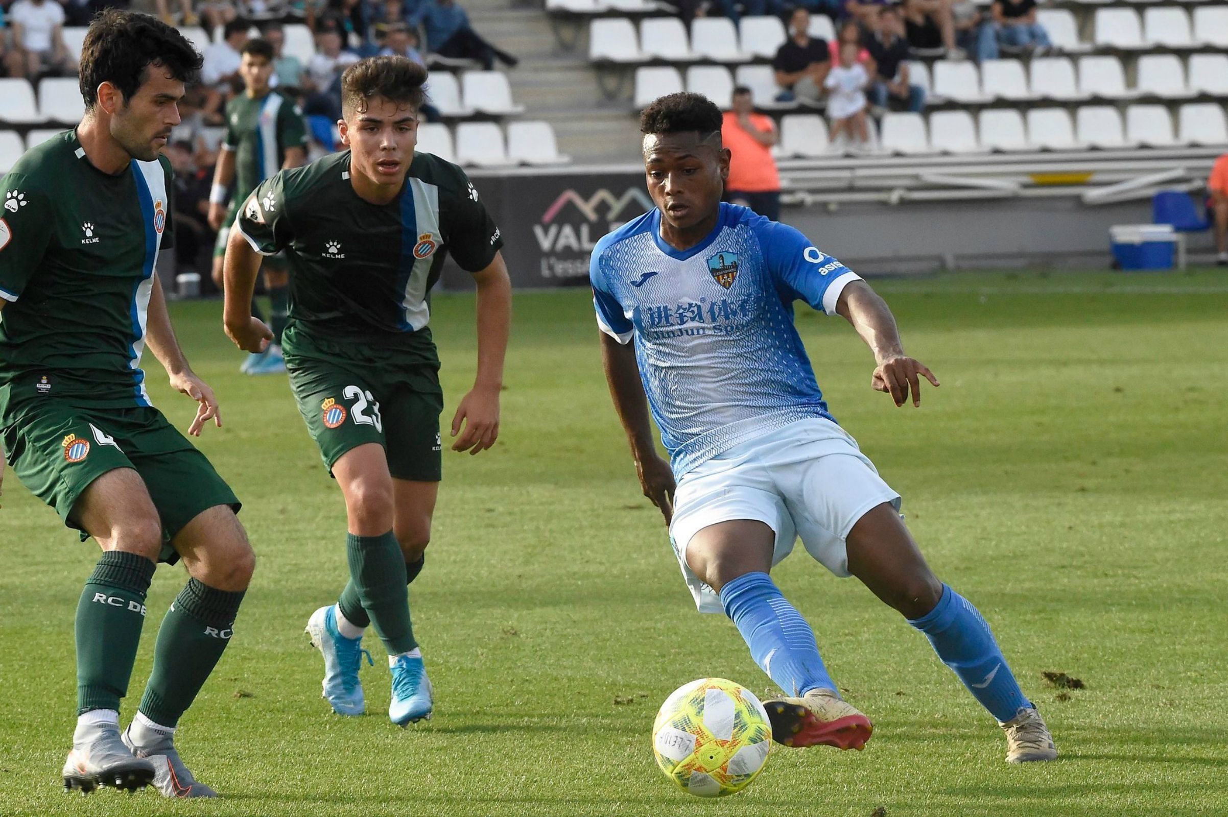 Joan López, durant el duel contra l'Espanyol B en el qual va anotar el seu primer gol a Segona B. | Santi Iglesias, Lleida Esportiu