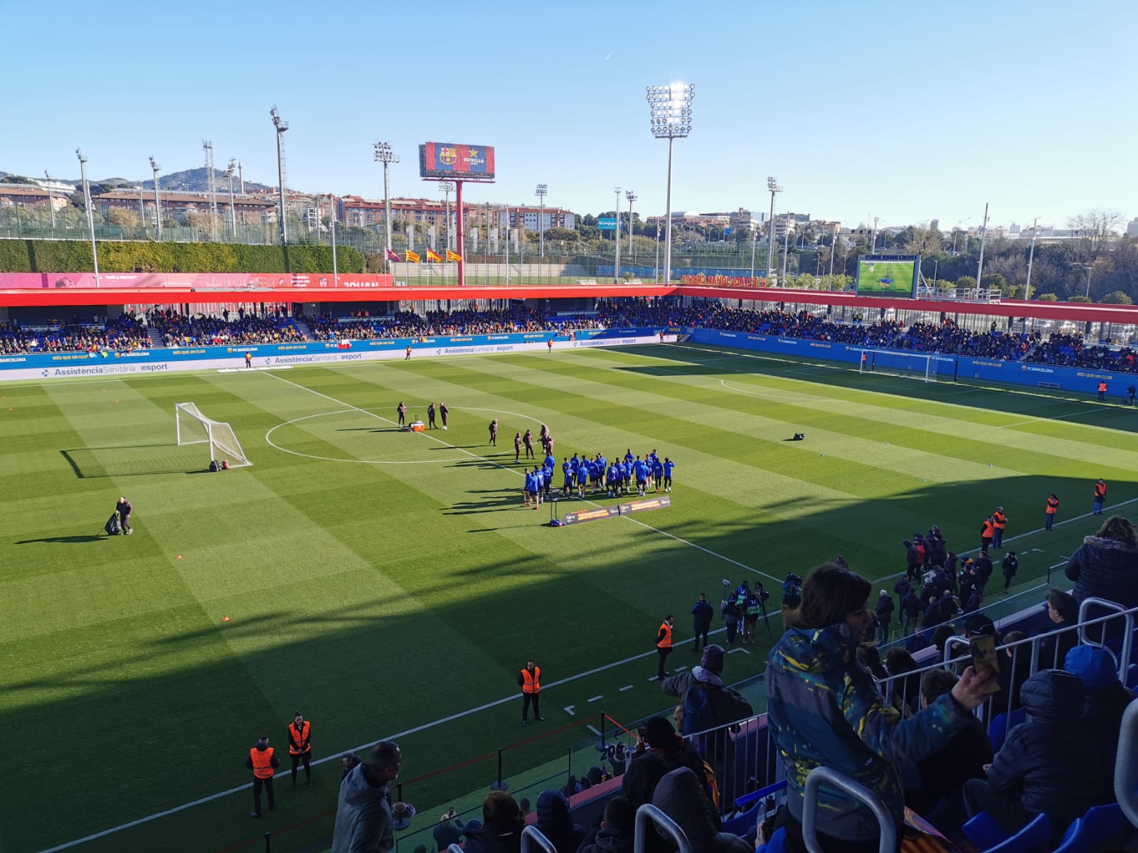 Els jugadors del Barça entren a l'Estadi Johan Cruyff en l'entrenament de portes obertes | Joan Pol Alcaraz