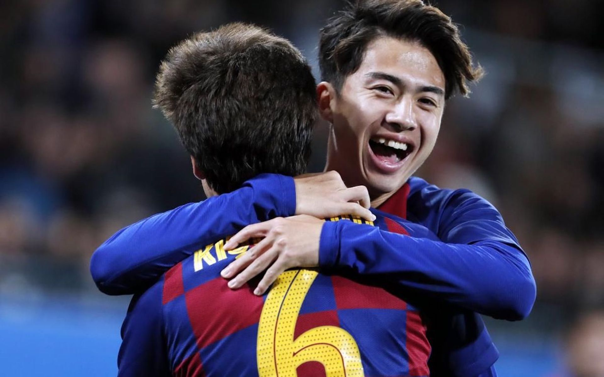 Hiroki Abe celebra un gol amb Riqui Puig | FC Barcelona