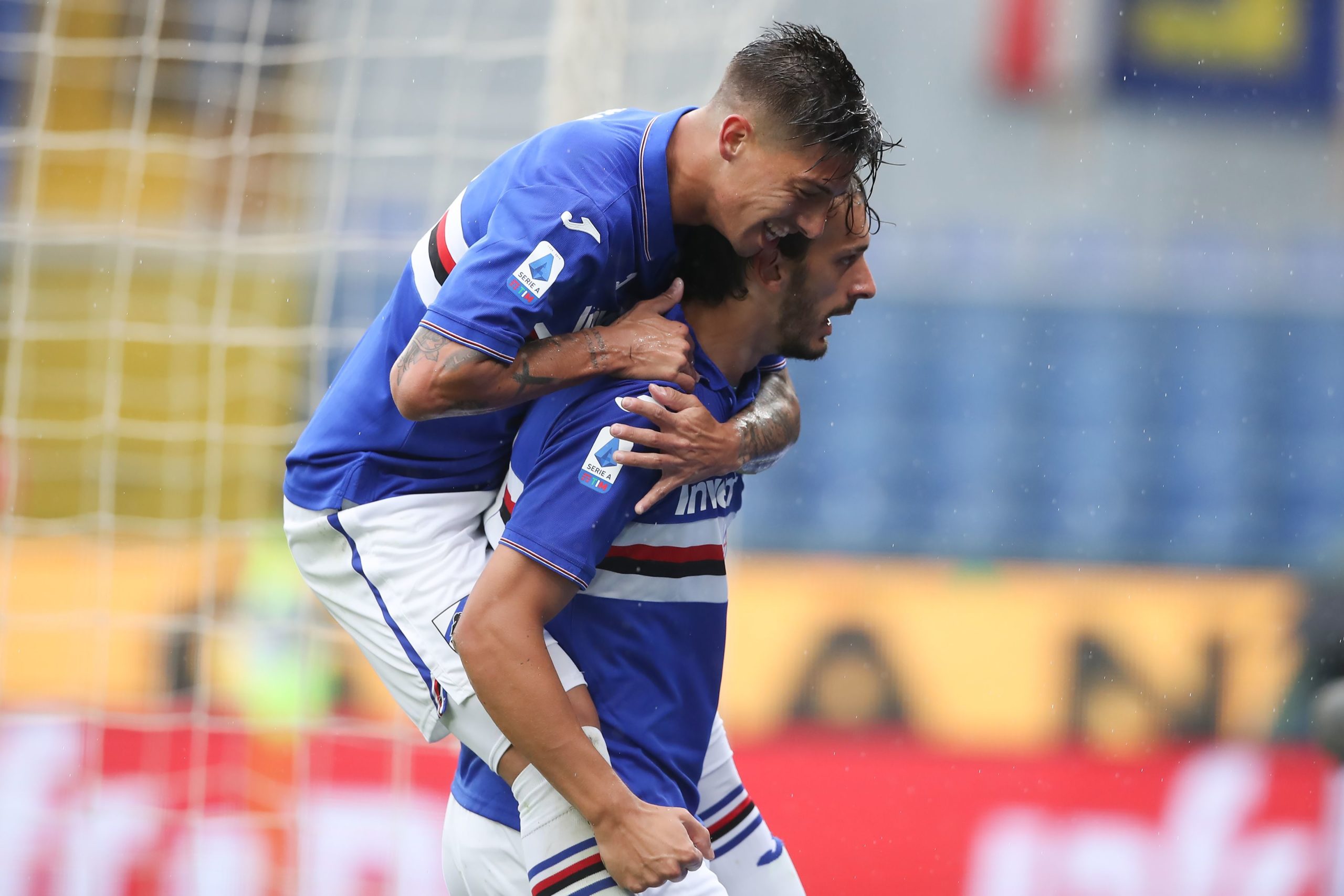 Manolo Gabbiadini i Emiliano Rigoni celebren un gol durant un partit de la Sampdoria | Europa Press