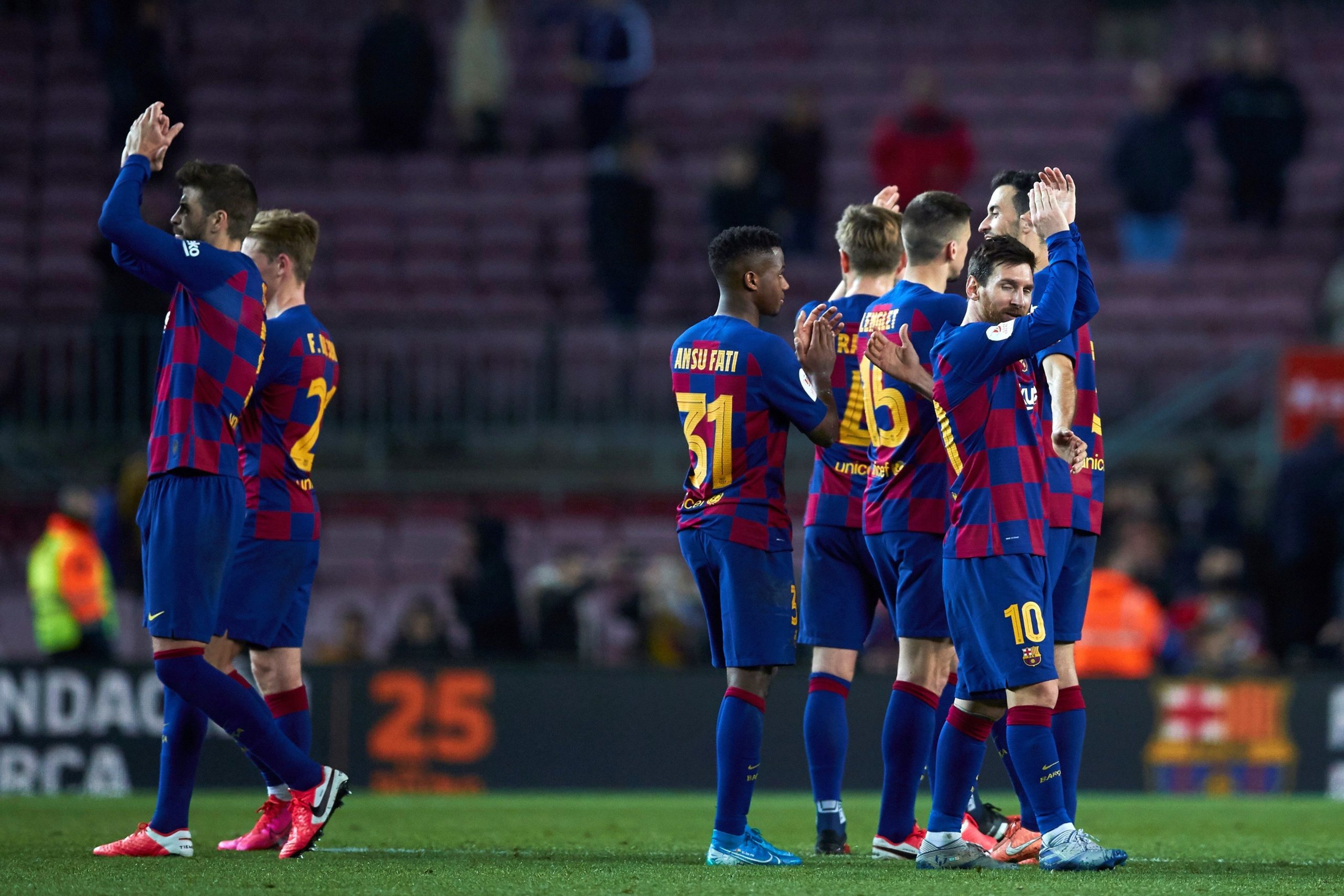 Els jugadors del Barça celebren la victòria amb l'afició | EFE