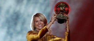 Ada Hegerberg aixeca la primera Pilota d'Or femenina
