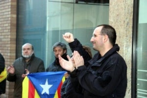Albert Teixidor i Sylvia Barragan dijous 24 de gener abans d'entrar als jutjats de Santa Coloma de Farners