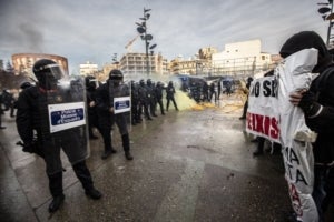 Aldarulls a Girona per una protesta antifeixista contra un acte a favor de la Constitució