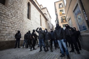 Aldarulls a Girona per una protesta antifeixista contra un acte a favor de la Constitució