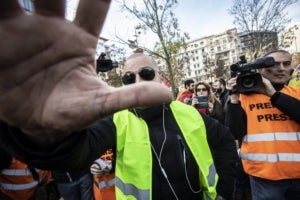 Aldarulls a Girona per una protesta antifeixista contra un acte a favor de la Constitució