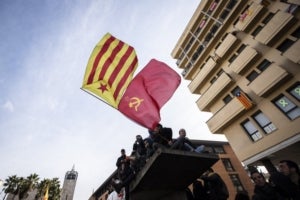 Aldarulls a Girona per una protesta antifeixista contra un acte a favor de la Constitució