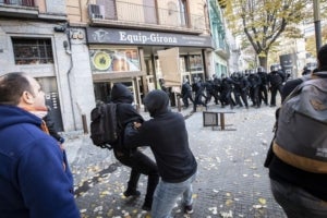 Aldarulls a Girona per una protesta antifeixista contra un acte a favor de la Constituci&oacute;