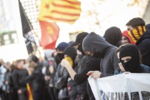 Aldarulls a Girona per una protesta antifeixista contra un acte a favor de la Constitució