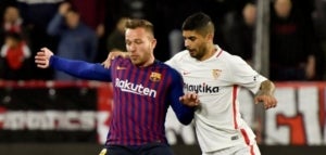 Arthur i Banega, durant el Sevilla-Bar&ccedil;a.