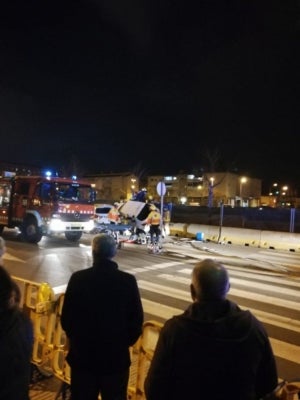 Bombers i SEM atenent la víctima de l'accident