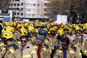 Bombers manifestant-se per reivindicar m&eacute;s efectius i material, a l'al&ccedil;ada de la pla&ccedil;a Ricard Vinyes de Lleida