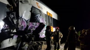 Bombers treballant en l'accident mortal a Castellgalí