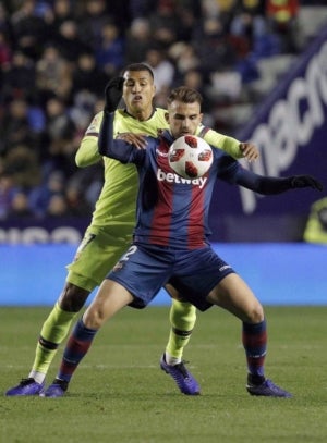 Borja Mayoral i Jeison Murillo, durant el Llevant-Barça.