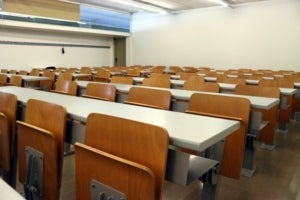 Cadires buides en una aula de la Facultat de Psicologia de la UAB